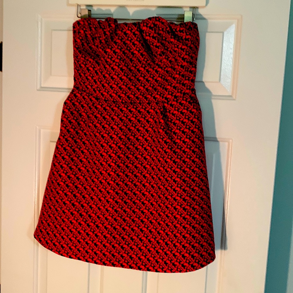 Strapless dress with stretch band to hold in place plus elastic around the top